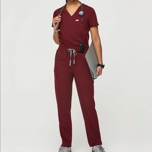 Figs scrub set in burgundy